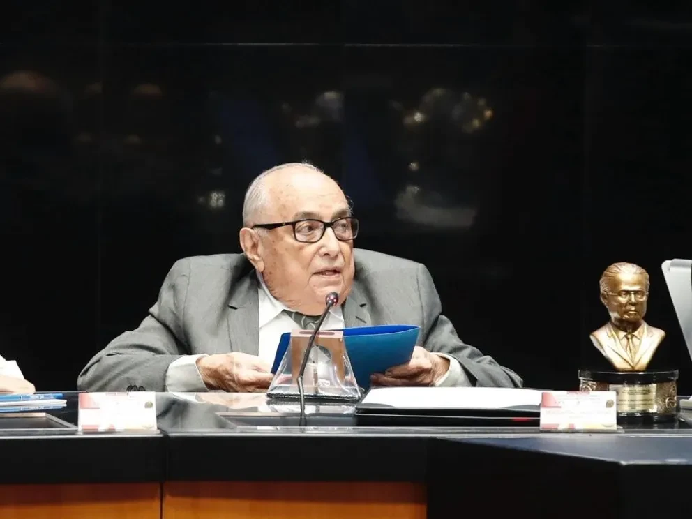 ¡Ejemplo de vocación! El médico Alejandro Llausas recibe el reconocimiento Dr. Jesús Kumate Rodríguez en el Senado