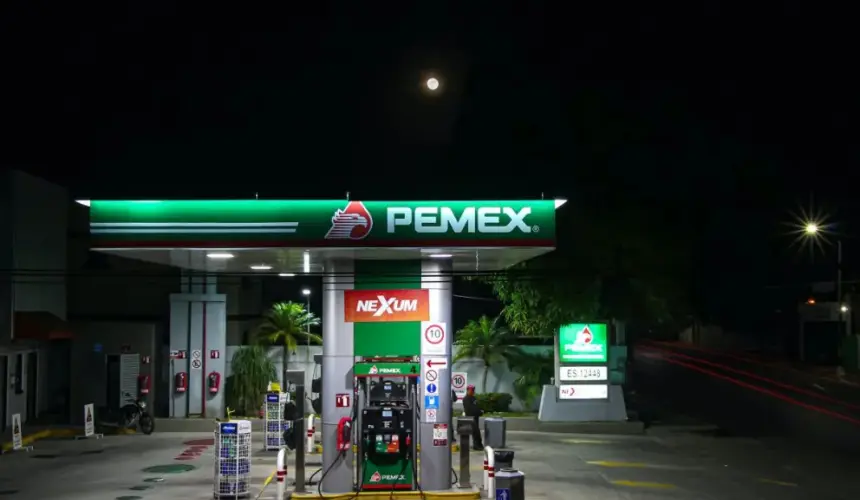 PEMEX. Gasolineras con servicio al público para el suministro de combustibles en Acapulco. Foto: Roberto Arcide