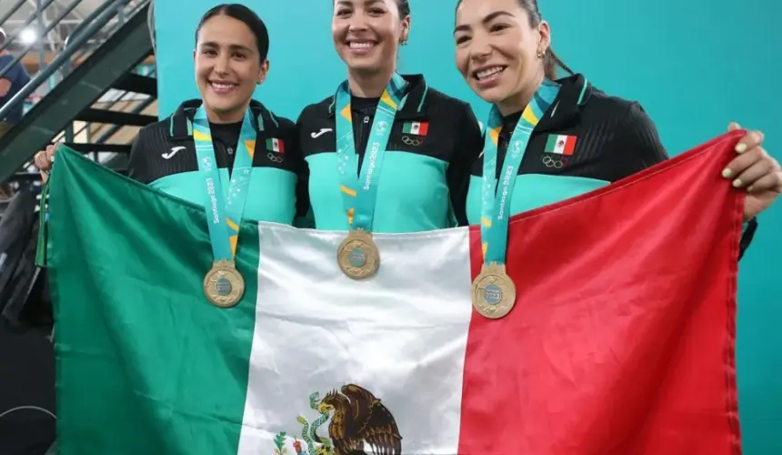 El equipo conformado por Daniela Gaxiola, Jessica Salazar y Yuli Verdugo ganó la medalla de oro en ciclismo de velocidad en Santiago. Foto: Cortesía 