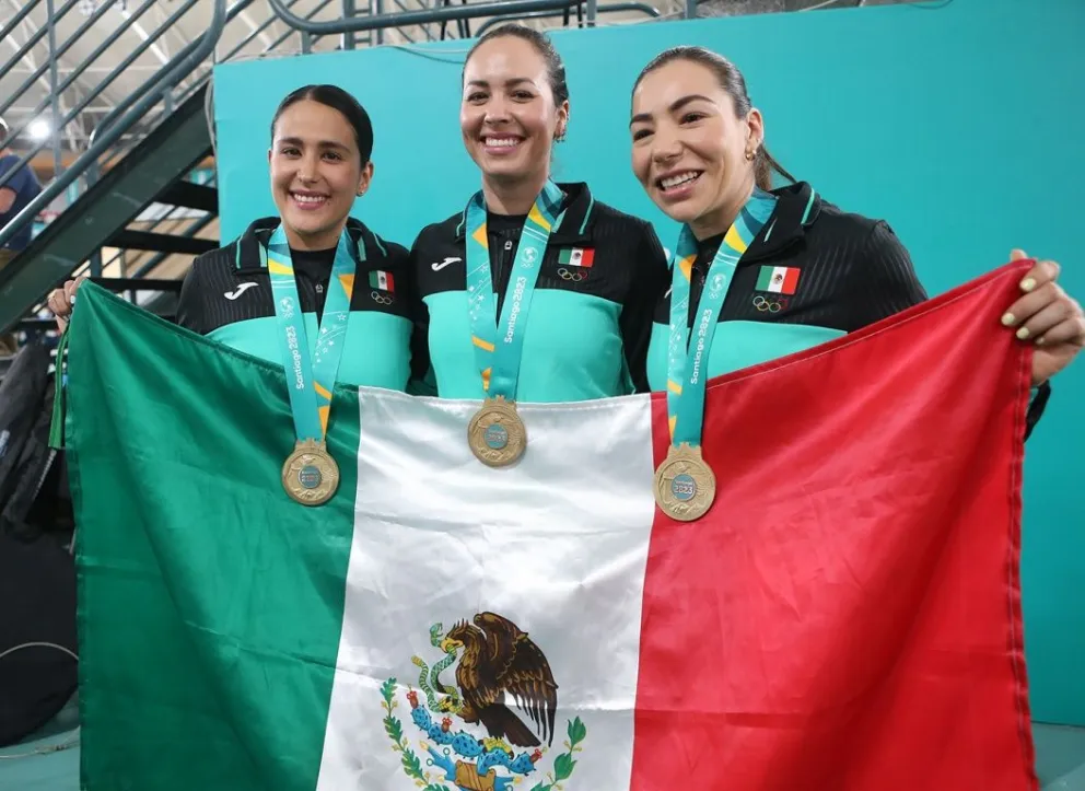 El equipo conformado por Daniela Gaxiola, Jessica Salazar y Yuli Verdugo ganó la medalla de oro en ciclismo de velocidad en Santiago. Foto: Cortesía 