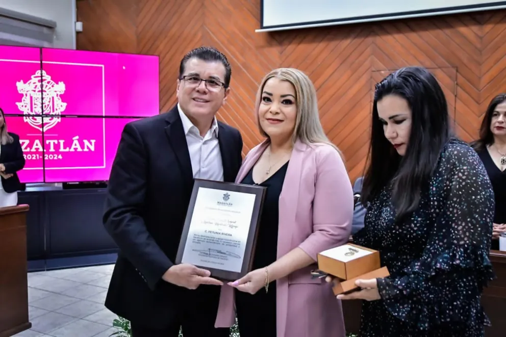 Dolores Santos Rivera recibe Premio al Mérito Femenino 2023 “Agustina Monterde Lafarga”.