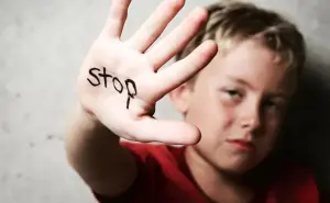 10 pasos clave para prevenir el maltrato en niños y niñas