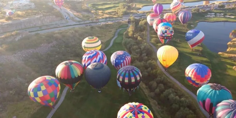Valle de Bravo se eleva: Festival de globos llena el cielo de color en Estado de México