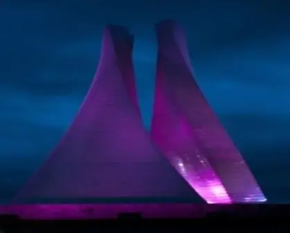 Así lucieron las torres Bicentenario en Estado de México iluminadas de rosa