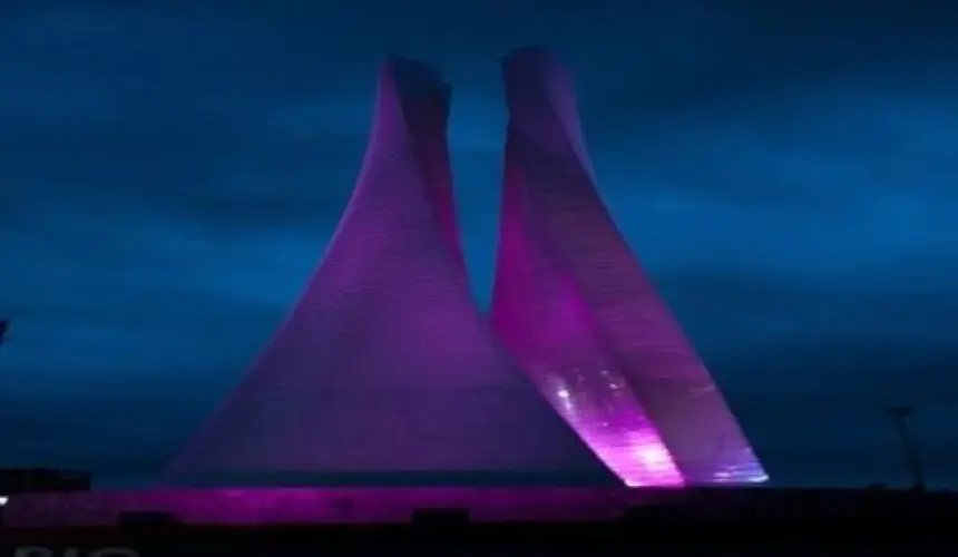 Así lucieron las torres Bicentenario en Estado de México iluminadas de rosa