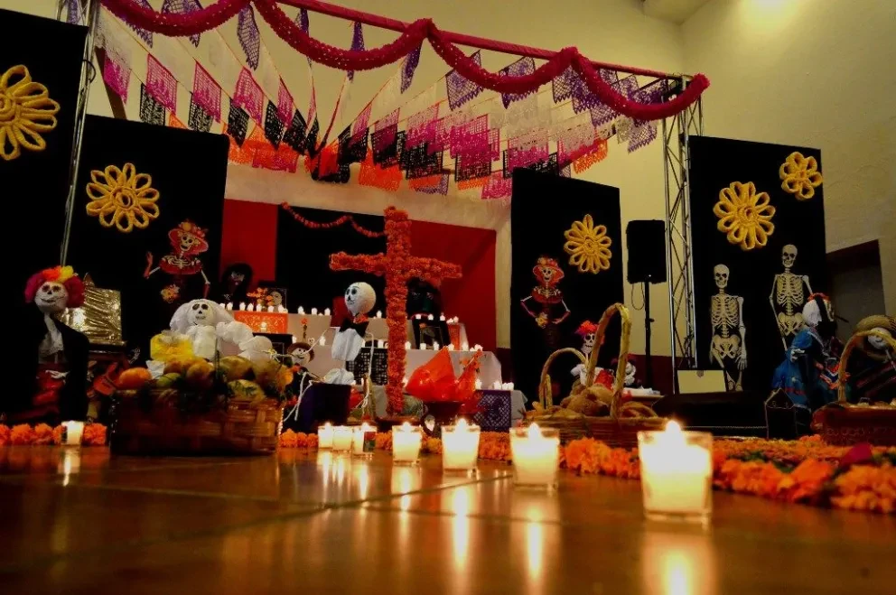 Qué elementos debe de llevar un altar de muerto y cual es su significado