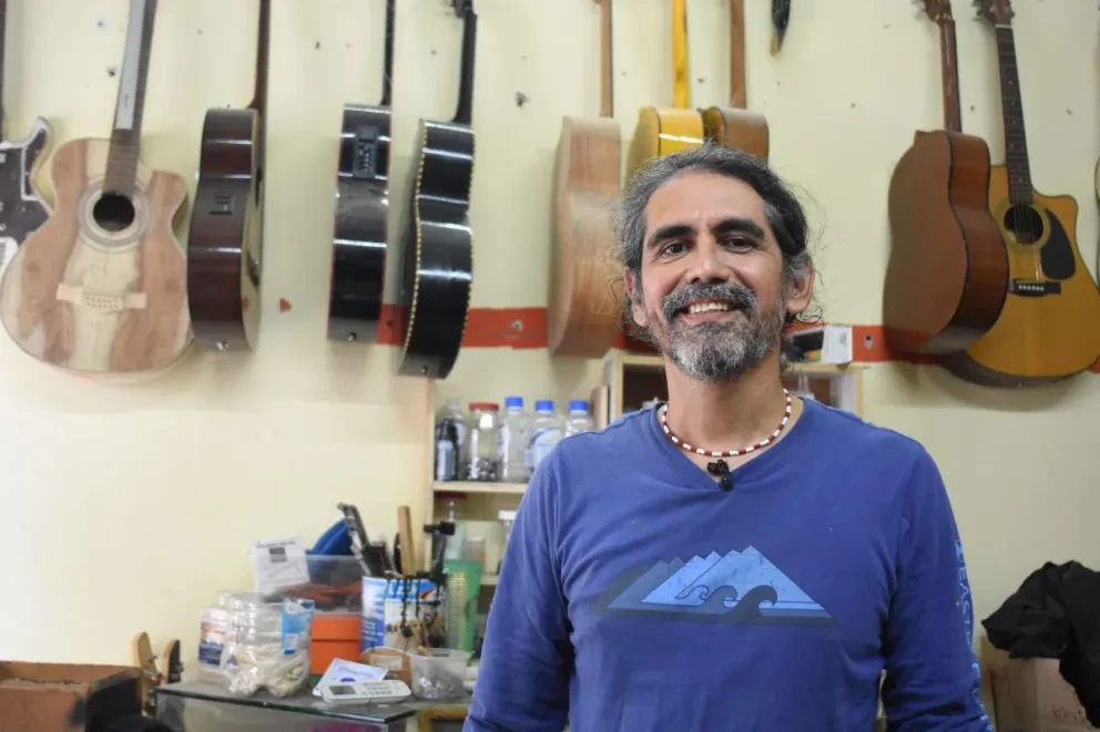 Fernando es el artesano de las guitarras que afina la vida con notas de pasión y oficio