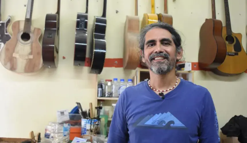 Fernando es el artesano de las guitarras que afina la vida con notas de pasión y oficio