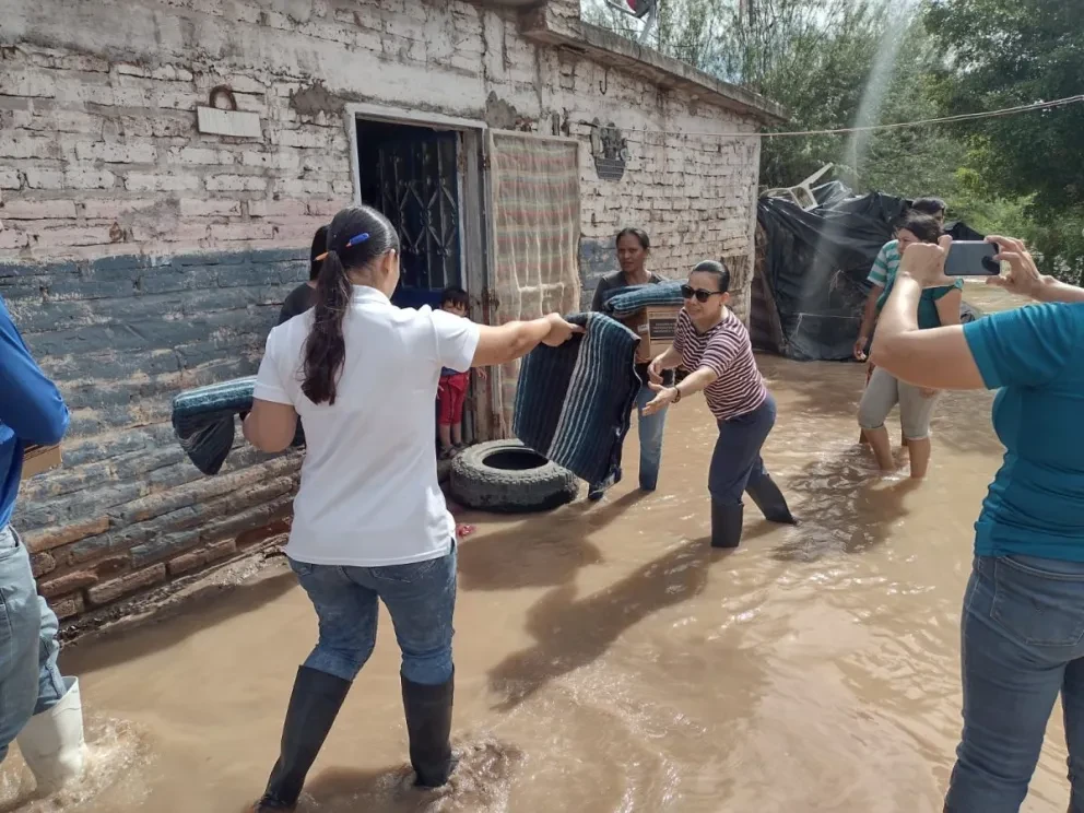 Sigue el apoyo en las comunidades de Guasave, que resultaron afectadas por la tormenta tropical Norma. Foto: Cortesía