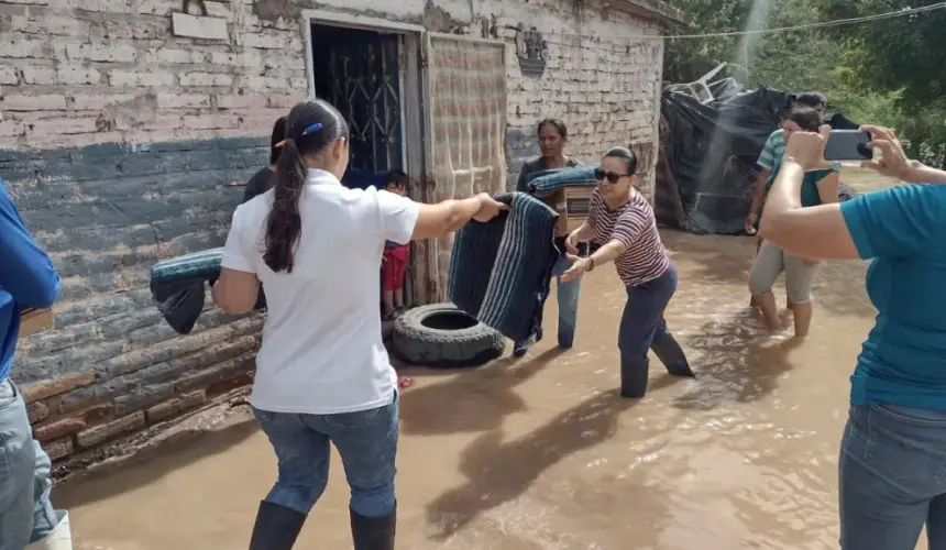 Sigue el apoyo en las comunidades de Guasave, que resultaron afectadas por la tormenta tropical Norma. Foto: Cortesía