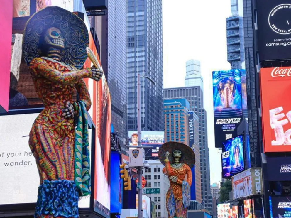 Las catrinas monumentales fueron instaladas en la icónica Times Square de Nueva York. Foto: Cortesía