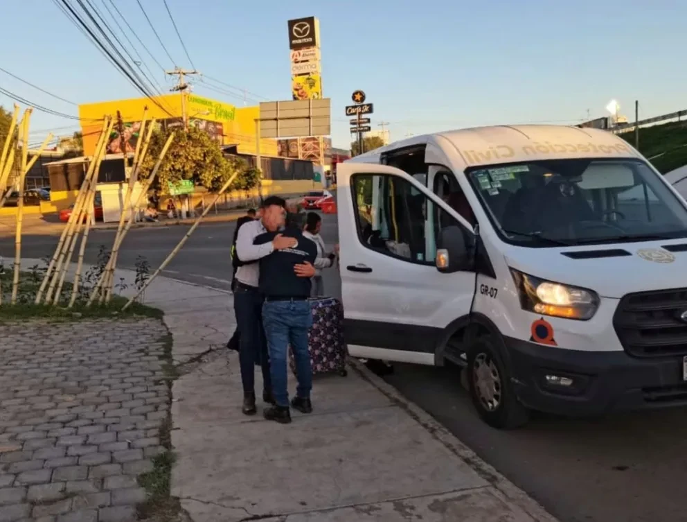 Ayudan a personas de Querétaro a regresar a casa, tras el paso del huracán Otis por Guerrero. Foto: Cortesía