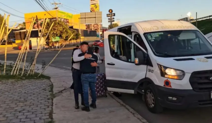 Ayudan a personas de Querétaro a regresar a casa, tras el paso del huracán Otis por Guerrero. Foto: Cortesía