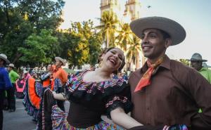 Más de mil bailarines danzan al son de El Sinaloense en Culiacán