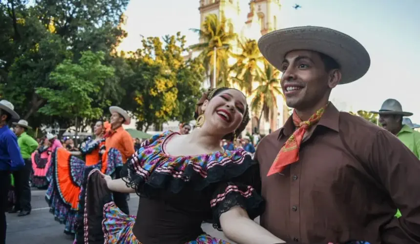 Más de mil bailarines de 8 municipios de Sinaloa participaron en esta gran fiesta llena de colores y alegría. Foto: Tus Buenas Noticias