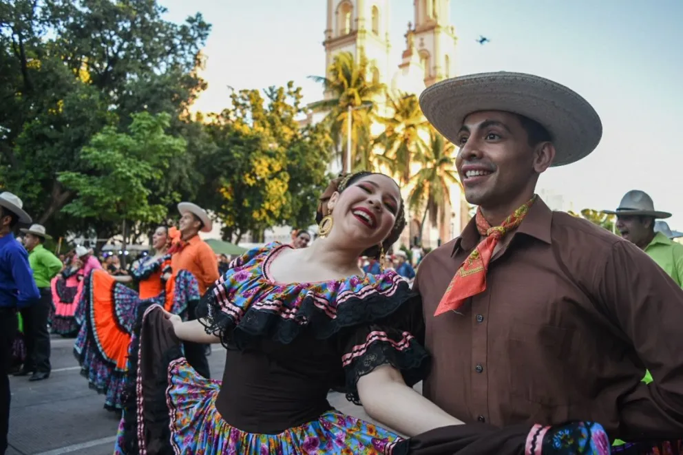 Más de mil bailarines de 8 municipios de Sinaloa participaron en esta gran fiesta llena de colores y alegría. Foto: Tus Buenas Noticias