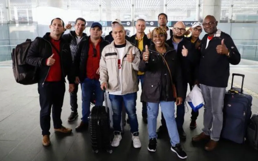 El contingente de 11 médicos cubanos viajó de Tlaxcala a Acapulco para brindar apoyo a la población damnificada. Foto: Cortesía
