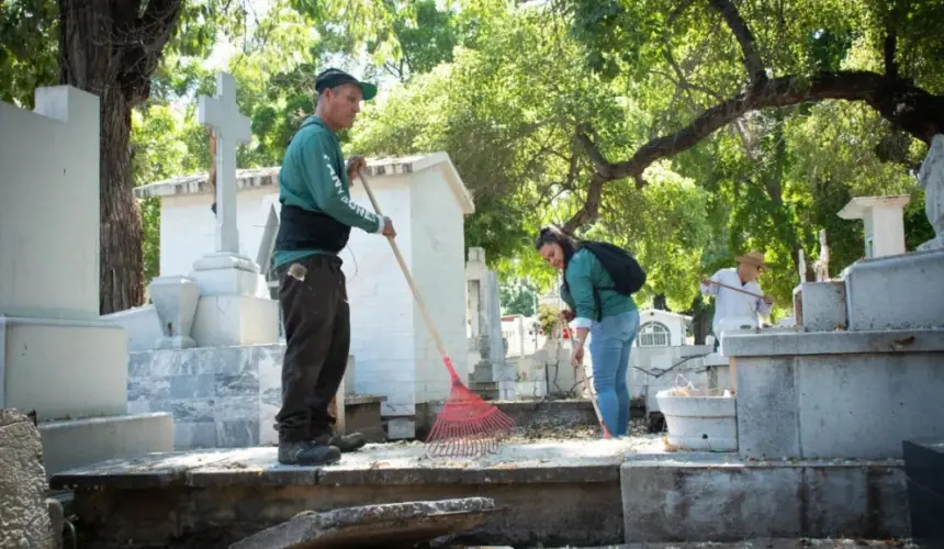 En Culiacán panteones ya están limpiecitos para que visitantes acudan este Día de Muertos.