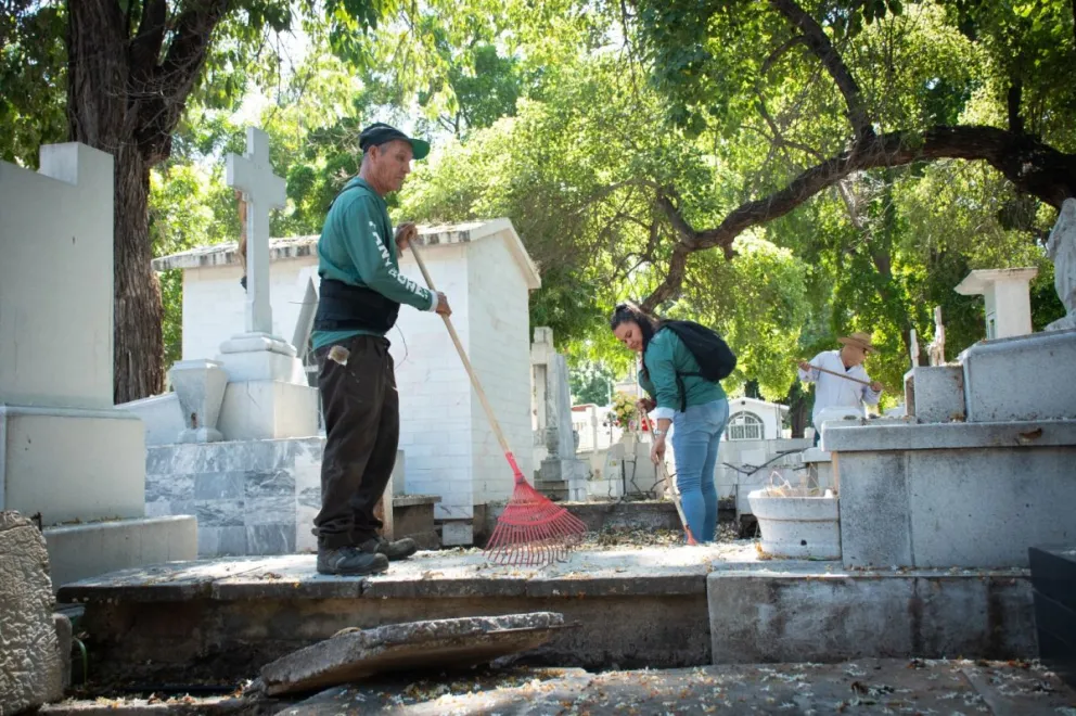 En Culiacán panteones ya están limpiecitos para que visitantes acudan este Día de Muertos.