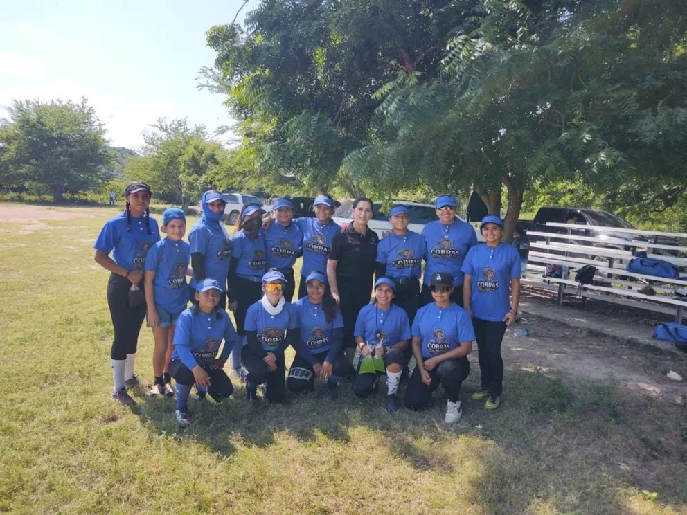 Muy entusiasmadas las participantes asistieron al acto inaugural de la Liga de Sóftbol Torneo de Barrio Femenil, en el Ejido La Campana en el municipio que se ubica al sur de Sinaloa.