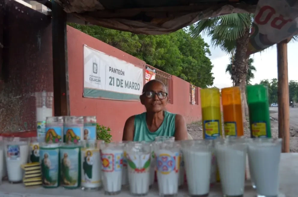 Cuando asistas al camposanto que se ubica al sur de Culiacán, no dudes en apoyar a Manuelita con la compra de veladoras. Fotos: Juan Madrigal