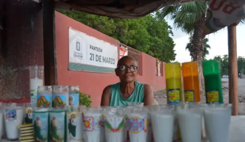 Cuando asistas al camposanto que se ubica al sur de Culiacán, no dudes en apoyar a Manuelita con la compra de veladoras. Fotos: Juan Madrigal