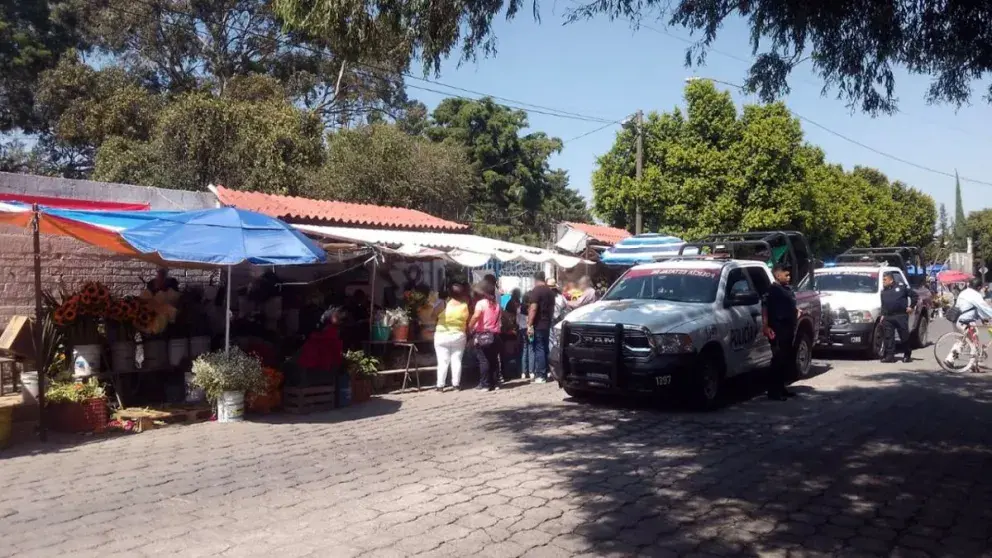 Vigilan panteones en Puebla por el Día de Muertos. Foto: Cortesía