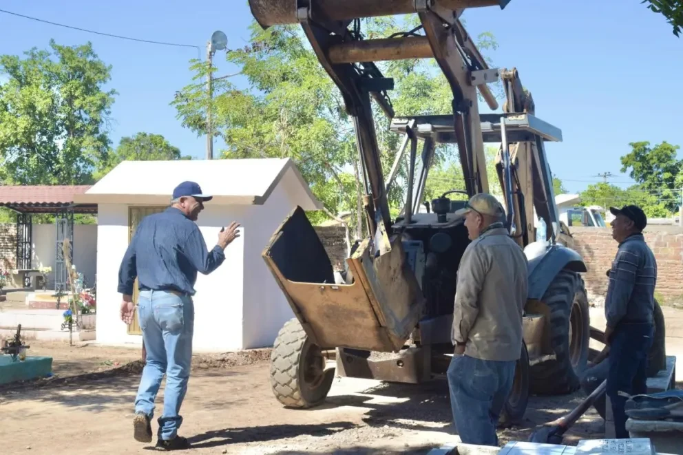 Dan mantenimiento a los panteones de El Fuerte. Foto: Cortesía