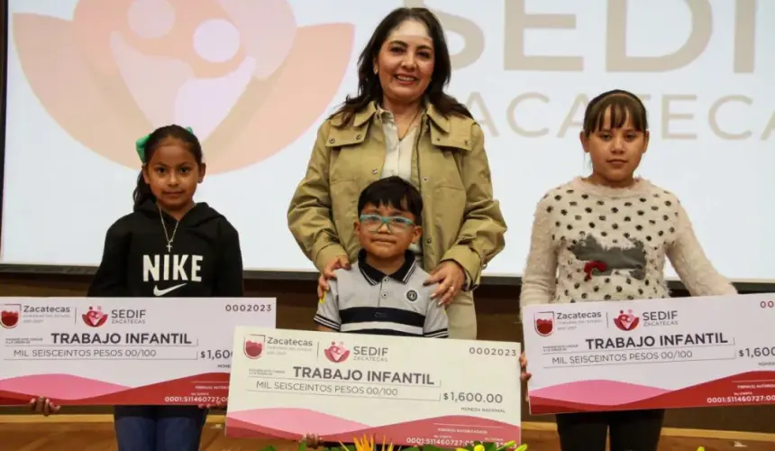 La ceremonia de la entrega de becas a estudiantes en Zacatecas. Foto: Cortesía