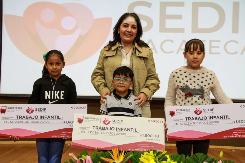 La ceremonia de la entrega de becas a estudiantes en Zacatecas. Foto: Cortesía