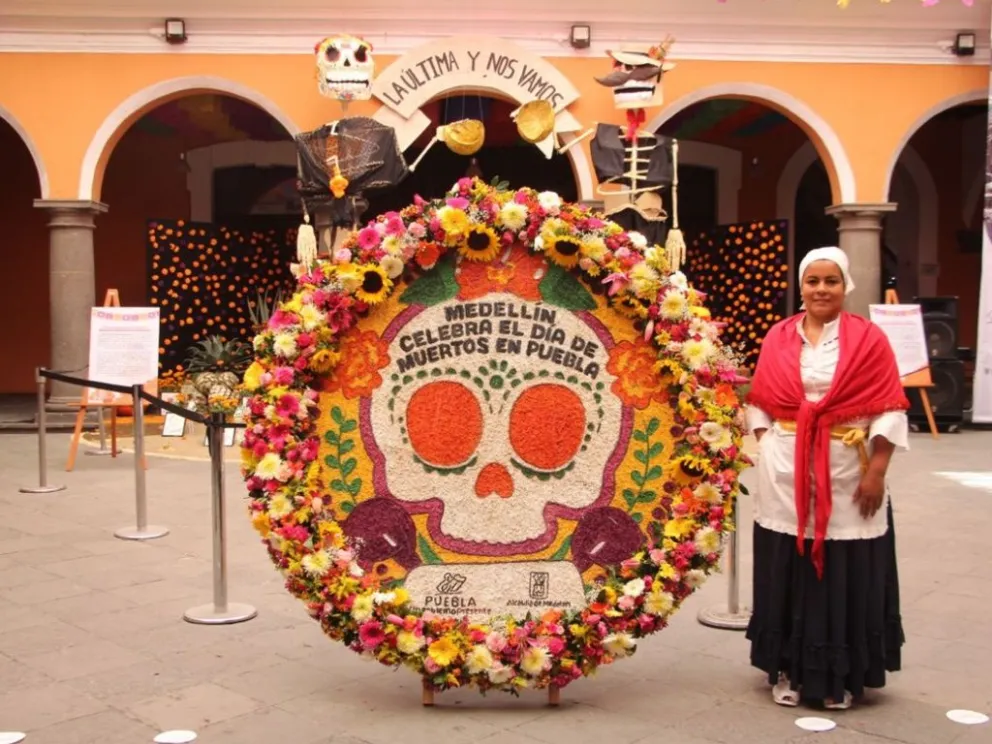 Colombia celebra el Día de Muertos en Puebla con silleta colombiana conmemorativa