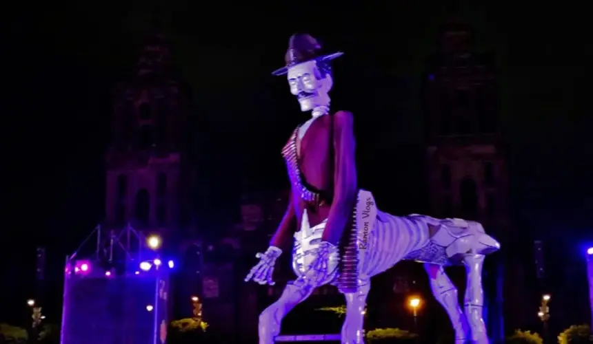 Con calavera de 17 metros, inauguran ofrenda monumental del Día de Muertos en el Zócalo 