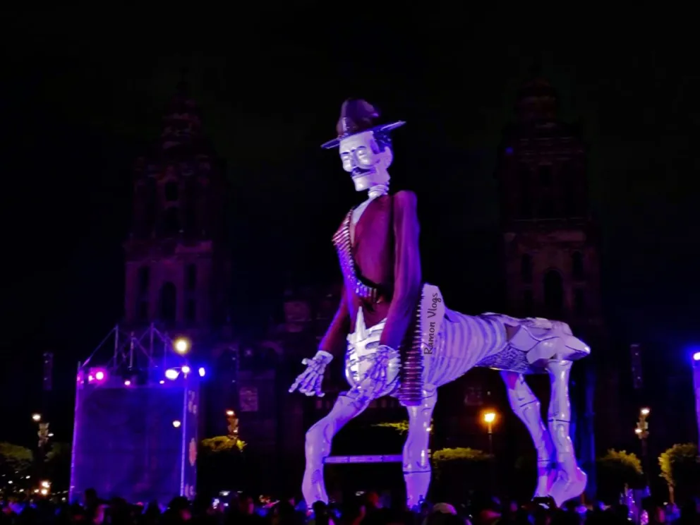 Con calavera de 17 metros, inauguran ofrenda monumental del Día de Muertos en el Zócalo 