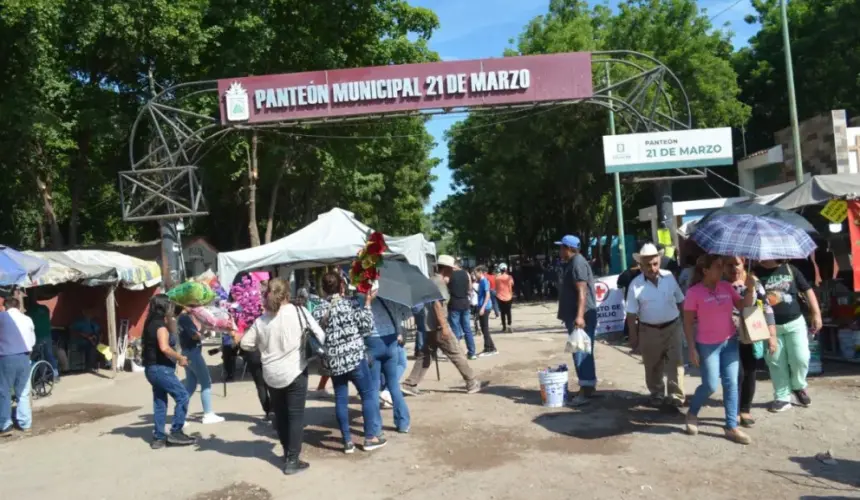 Autoridades estiman una afluencia de 60 mil personas de todas las edades el Día de Muertos en el panteón 21 de Marzo en Culiacán. Fotos: Juan Madrigal