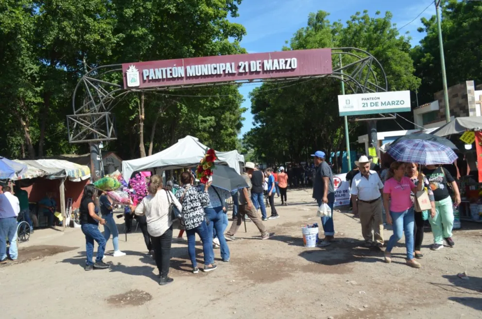 Autoridades estiman una afluencia de 60 mil personas de todas las edades el Día de Muertos en el panteón 21 de Marzo en Culiacán. Fotos: Juan Madrigal