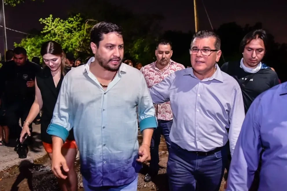 Julión Álvarez regresa a colonia de Mazatlán que fue su hogar para inaugurar nuevo alumbrado