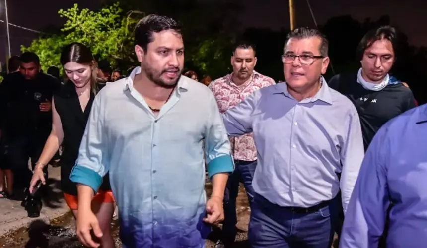  Julión Álvarez regresa a colonia de Mazatlán que fue su hogar para inaugurar nuevo alumbrado