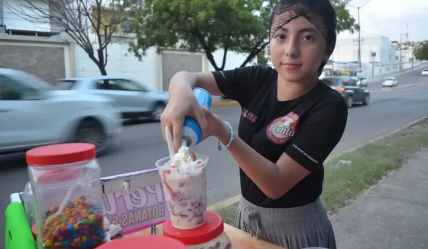 Perlita y su mamá Yessica, realizan por las tarde-noche la venta de snacks, en las canchas deportivas San Pío, en la colonia Progreso y ofertan deliciosas fresas con crema sobre la avenida México 68, a la altura de Parque Culiacán. Fotos: Juan Madrigal