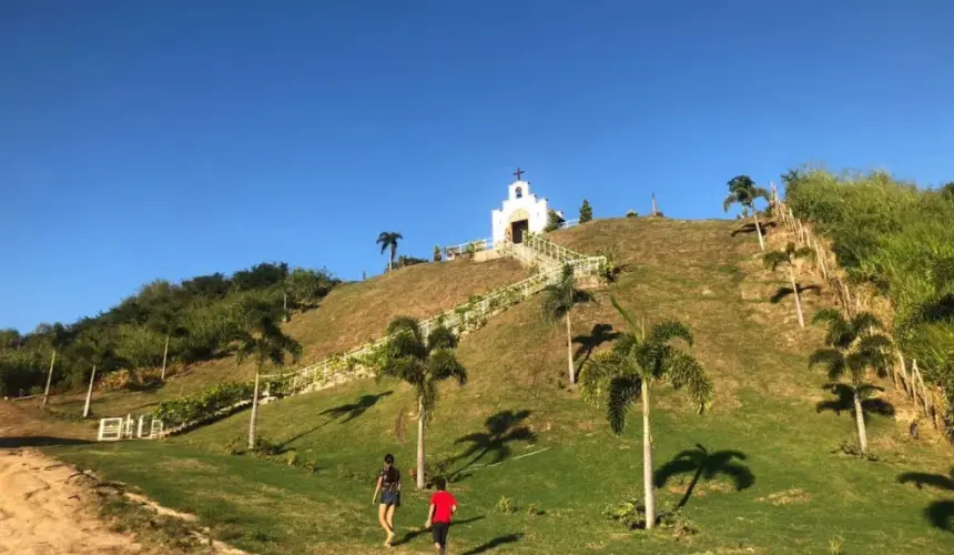 Capilla en honor a la Virgen de Guadalupe da la bienvenida a los paseantes que acuden a Ajoya.