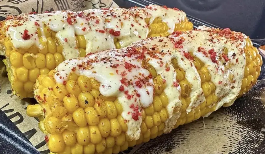 Elote preparado con crema y queso.