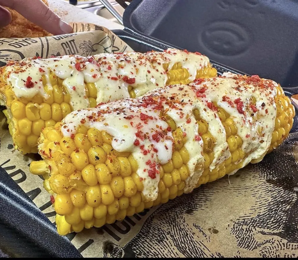 Elote preparado con crema y queso.