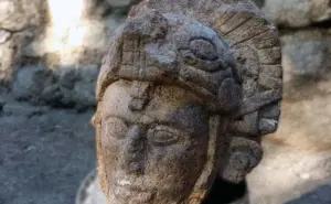 Descubren en Chichén Itzá, Yucatán, el rostro esculpido de un guerrero