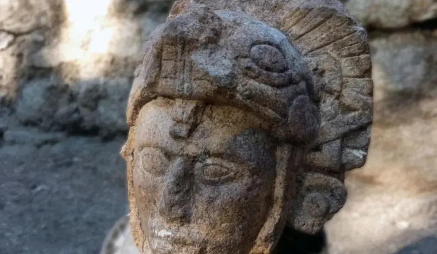 Descubren en Chichén Itzá, Yucatán, el rostro esculpido de un guerrero.