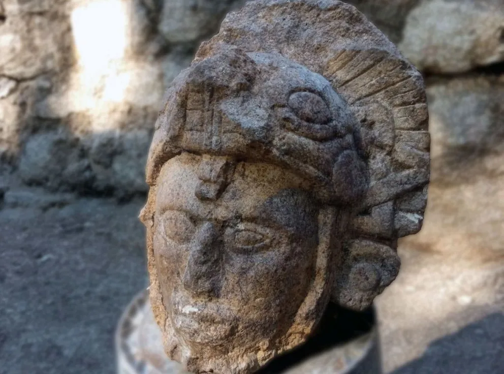 Descubren en Chichén Itzá, Yucatán, el rostro esculpido de un guerrero.