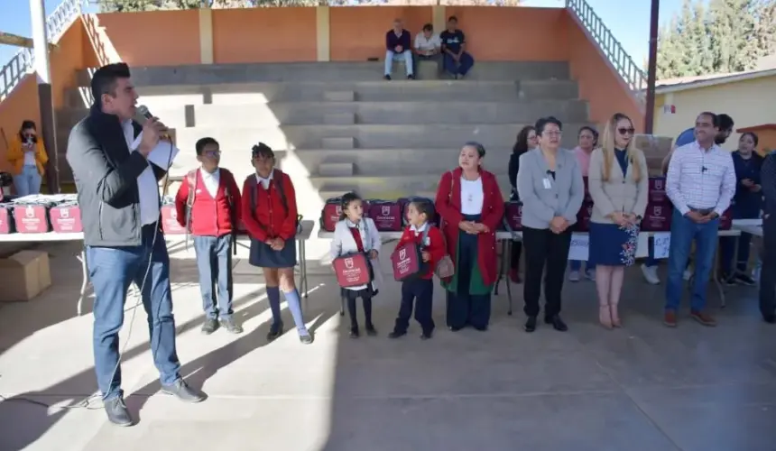 Aspectos de la entrega de mochilas a los estudiantes en Zacatecas. Foto: Cortesía