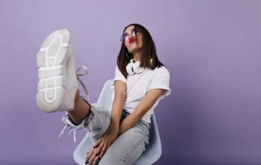 El mejor outfit para usar con unos tenis blancos de mujer