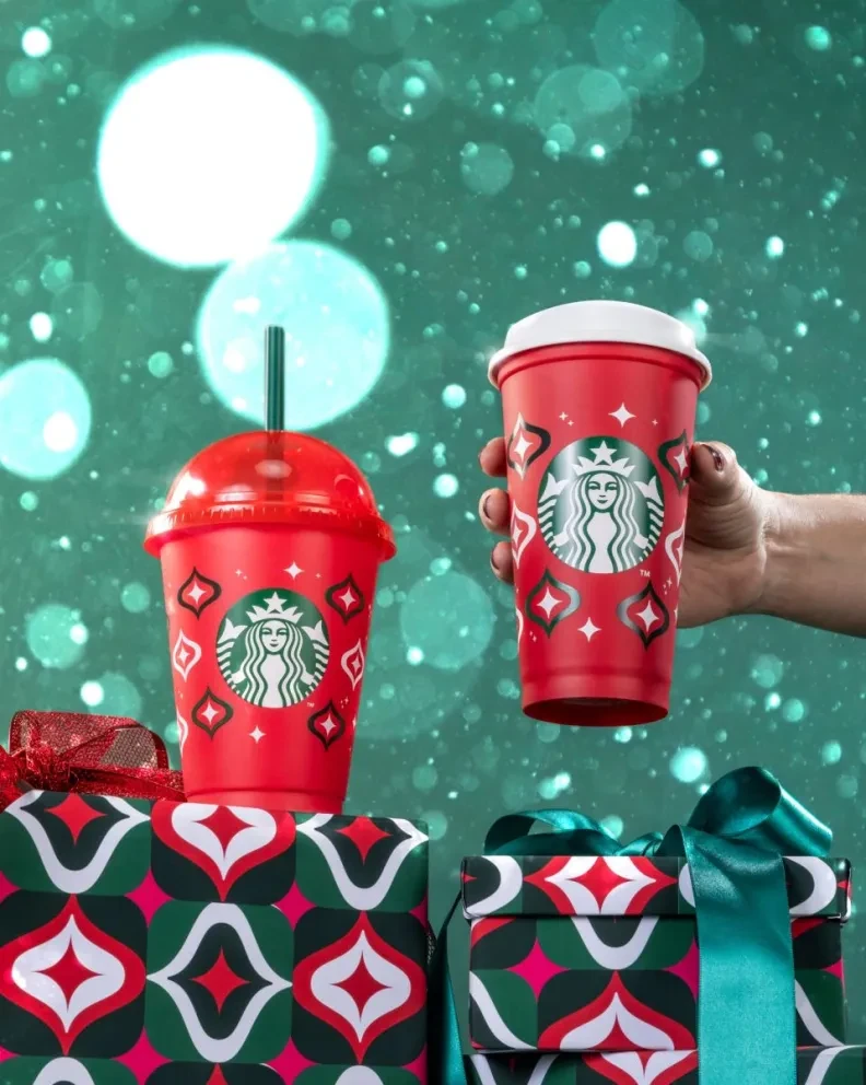 Cómo puedes obtener GRATIS un vaso coleccionable navideño de Starbucks