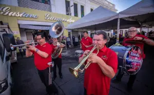 Suena la banda en el Mercado Garmendia de Culiacán; cumple 107 años y lo festejan en grande