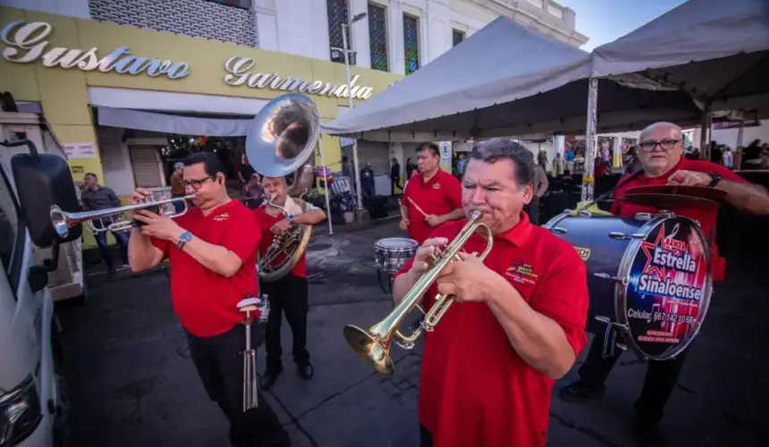 Músicos interpretan las mañanitas en las afueras del Mercado Garmendia.