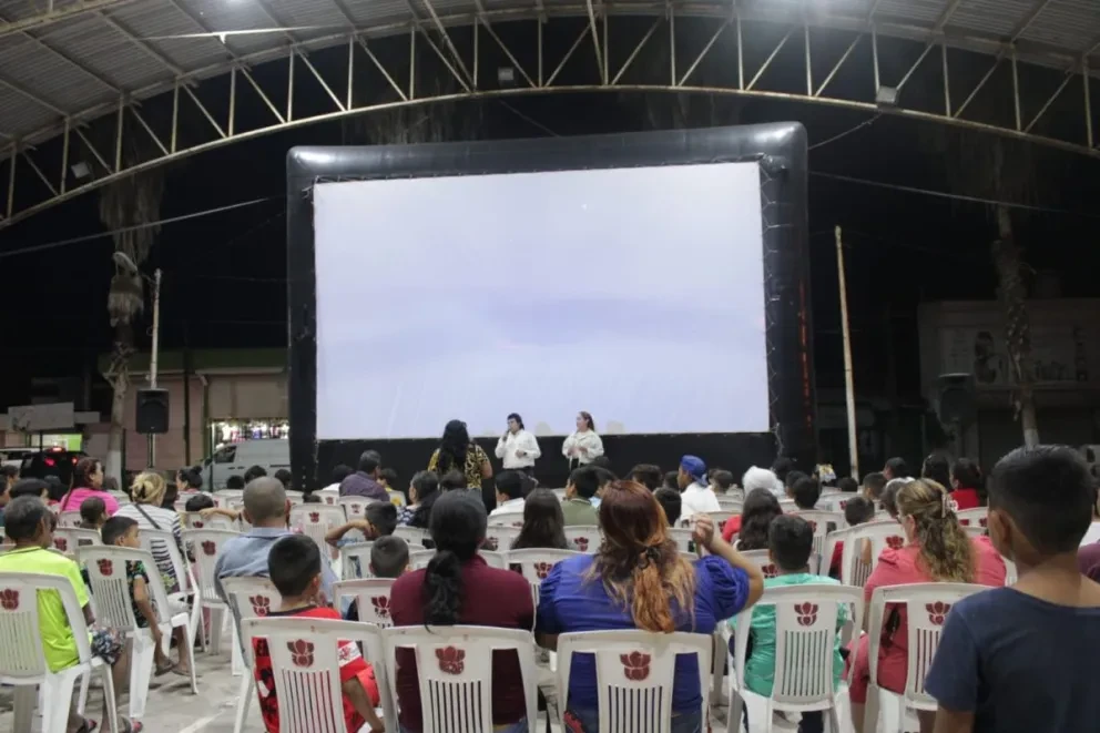 A toda pantalla las familias de Villa Juárez vivieron una noche de película bajo las estrellas
